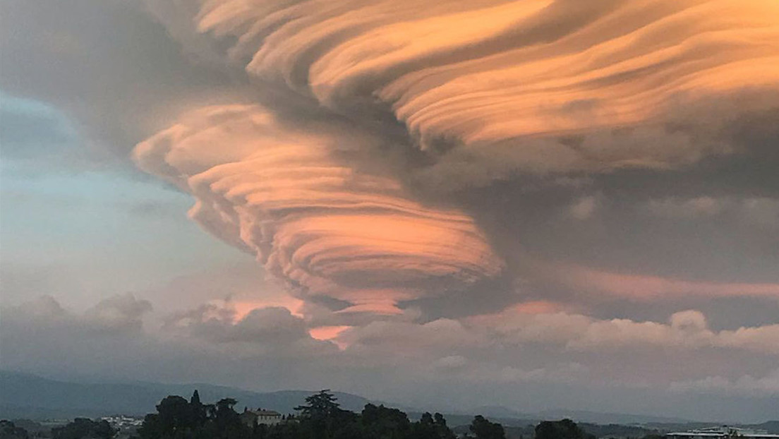 Una gigantesca nube lenticular se origina sobre una ciudad francesa (FOTOS)