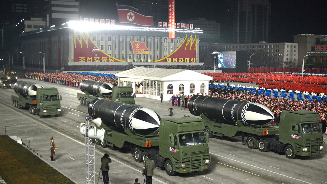 FOTOS, VIDEO: Corea del Norte muestra durante un desfile militar un nuevo misil balístico que puede ser lanzado desde submarinos