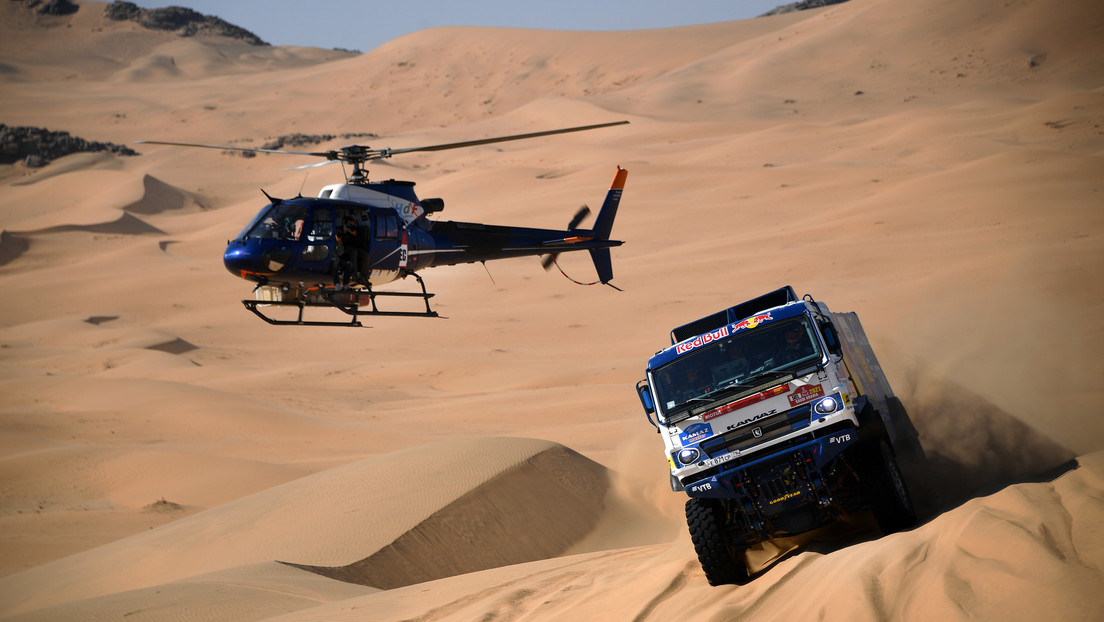 VIDEO: El extraño choque entre un camión y un helicóptero en plena etapa del Rally Dakar