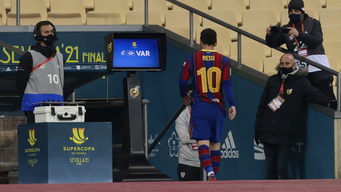 VIDEO: Messi recibe su primera tarjeta roja con el F.C. Barcelona en la final de la Supercopa de España tras golpear a un rival, y la Red explota