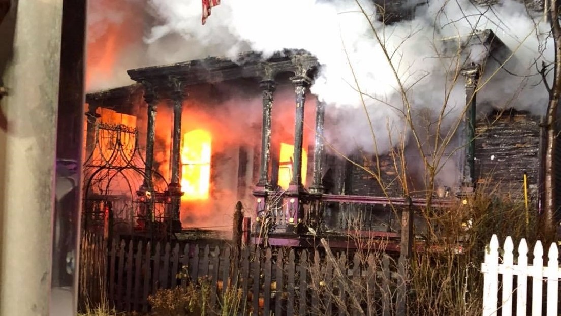 La 'Casa de Halloween', lugar de reuniones de los miembros de la Iglesia de Satán, arde a las afueras de Nueva York