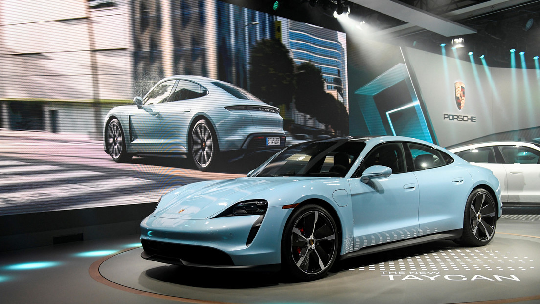 Porsche confía tanto en su Taycan que presta a los periodistas un Tesla para comparar ambos coches en Canadá