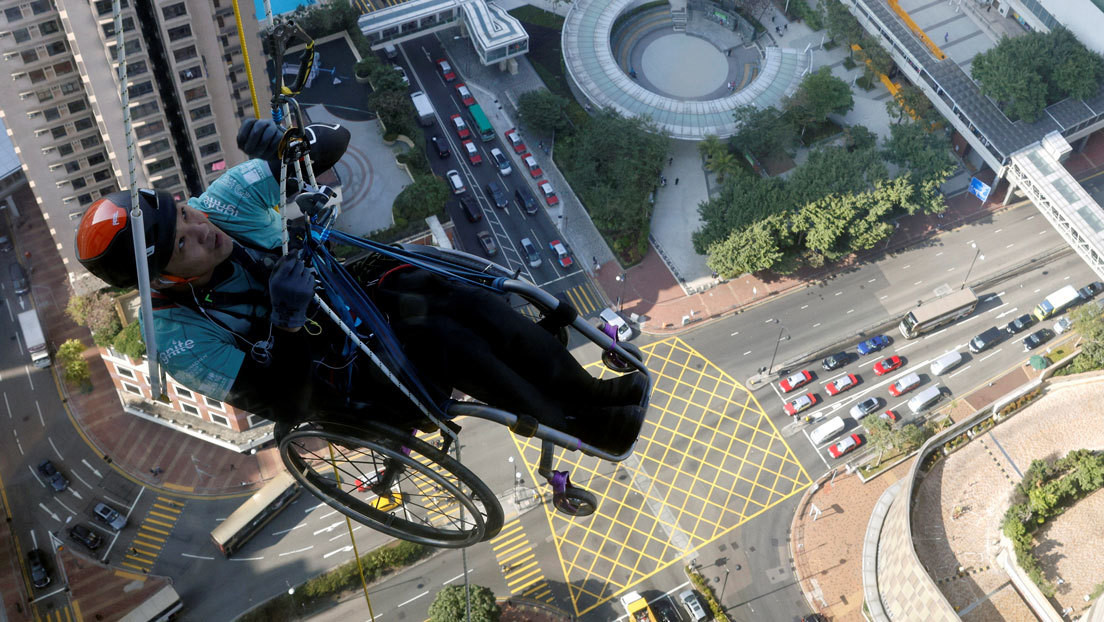 Un alpinista en silla de ruedas escala más de 250 metros de un rascacielos en Hong Kong (VIDEO)