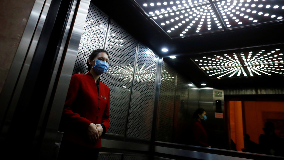 VIDEO: Una anciana lanza flemas dentro de un ascensor en China en medio de un nuevo brote de covid-19
