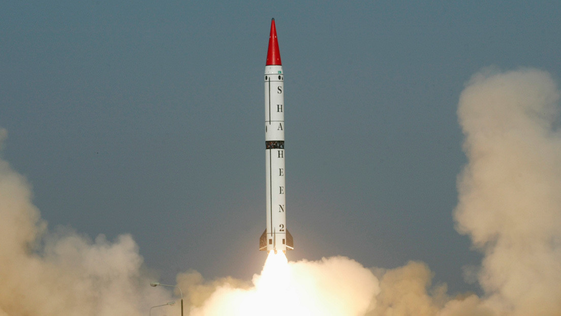 Pakistán prueba con éxito un misil balístico de mediano alcance