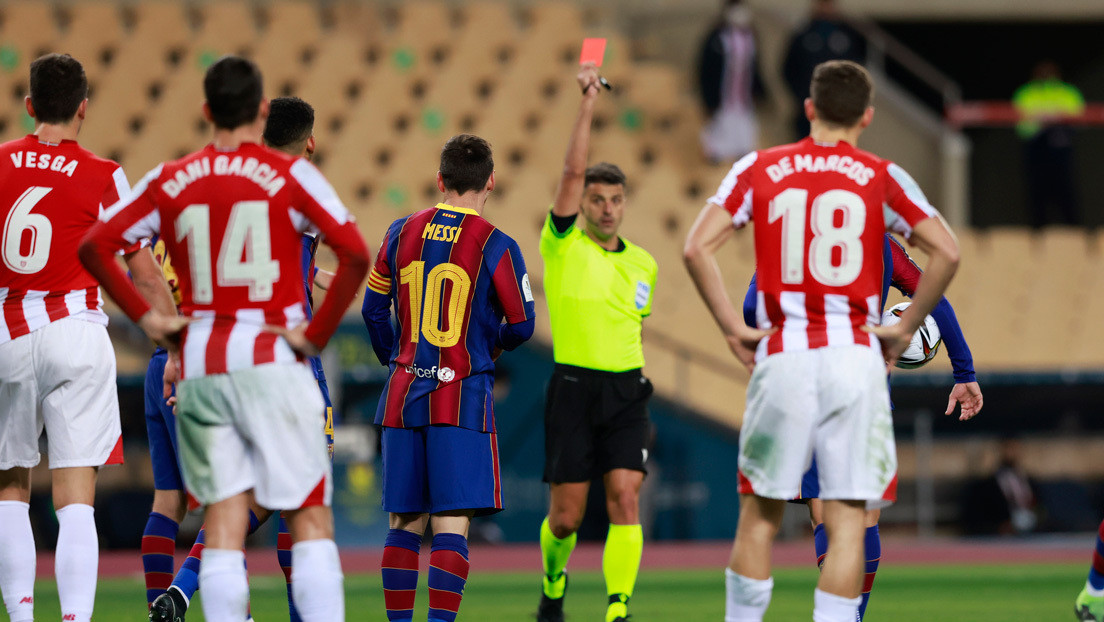 Critican al árbitro de la final de la Supercopa de España por la expulsión de Messi