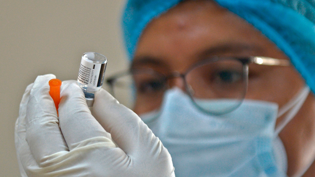 Dos médicos de emergencias y uno de UCI, los primeros en recibir la vacuna contra el covid-19 en Ecuador