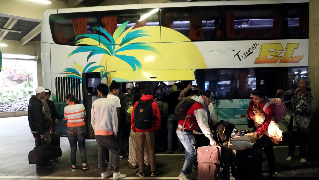 "Podría constituir el delito de tráfico": Investigan a agencias de viaje colombianas que ofrecen trasladar a venezolanos hasta Chile sin papeles