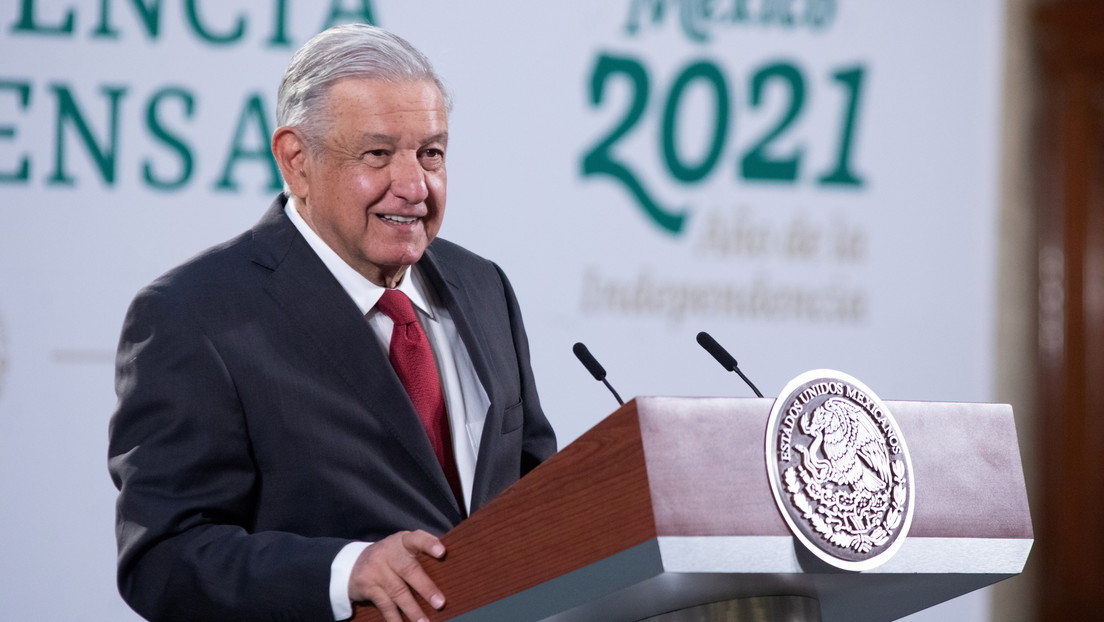 VIDEO: López Obrador muestra una gráfica sobre el muro fronterizo y salta a la vista un error de bulto