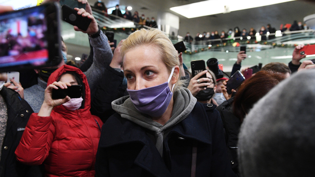 Arrestan brevemente y luego liberan a la esposa de Navalny durante la protesta en Moscú (VIDEO)