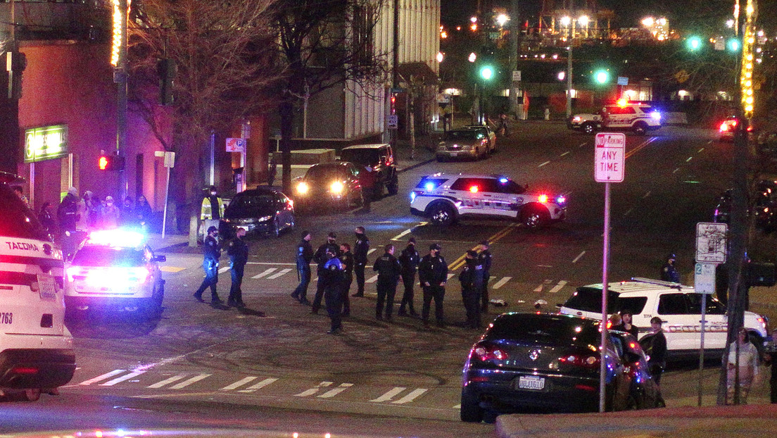 VIDEOS: Un vehículo policial embiste contra un grupo personas que realizaba carreras callejeras en EE.UU.