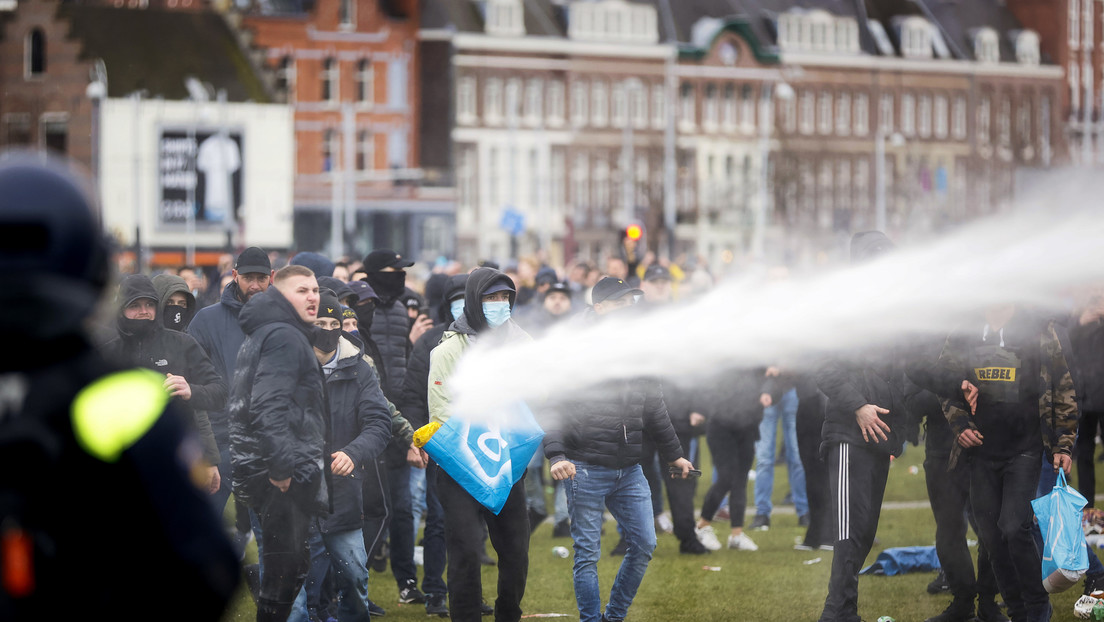 Una mujer acaba con la cabeza ensangrentada tras ser disparada por un cañón de agua en las  protestas contra el confinamiento en Países Bajos (VIDEO)