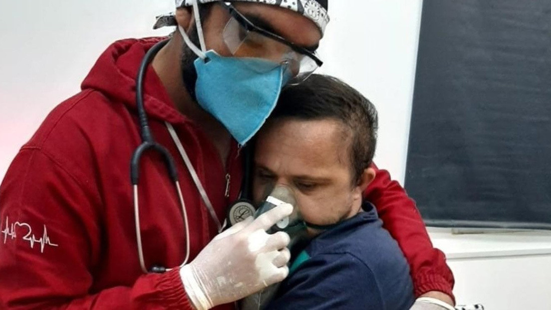 La conmovedora foto de un enfermero brasileño que se arriesga a contagiarse de covid-19 para abrazar y calmar a un paciente con síndrome de Down