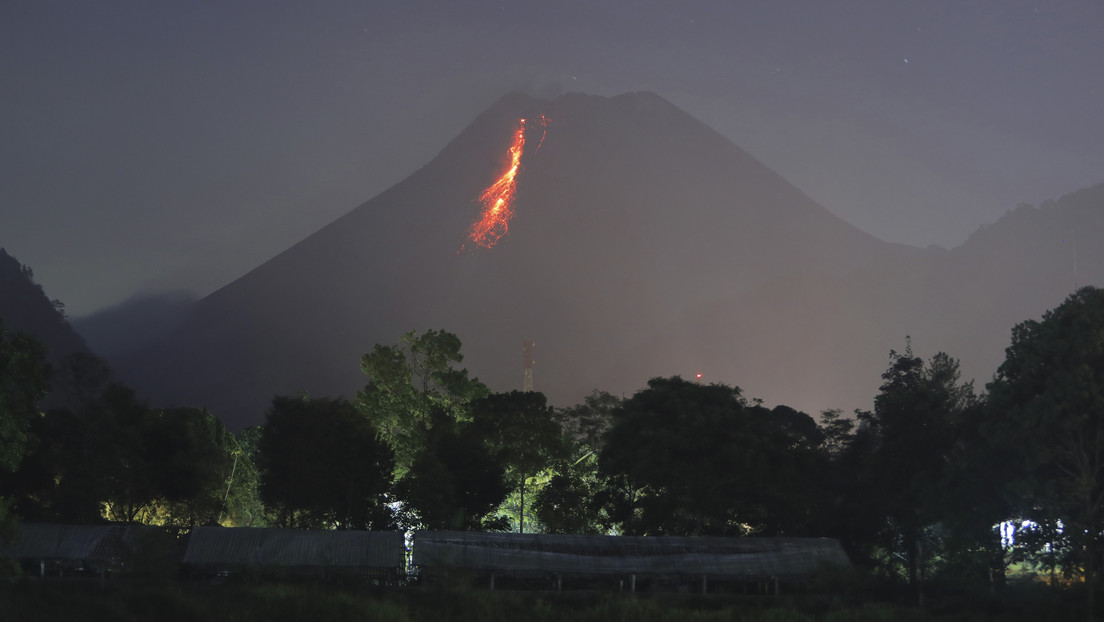 VIDEOS: El volcán más activo de Indonesia entra en erupción y arroja un río de lava y nubes de gas