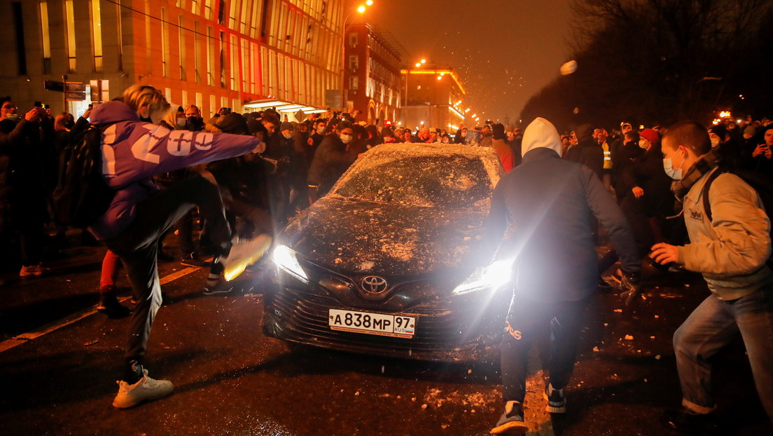 Detienen a un 'tiktoker' de 18 años por atacar un coche del FSB en una marcha no autorizada a favor de Navalny en Moscú