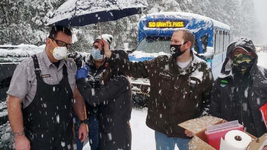 FOTOS: Médicos atrapados en una carretera nevada vacunan a otros conductores para no desaprovechar las dosis