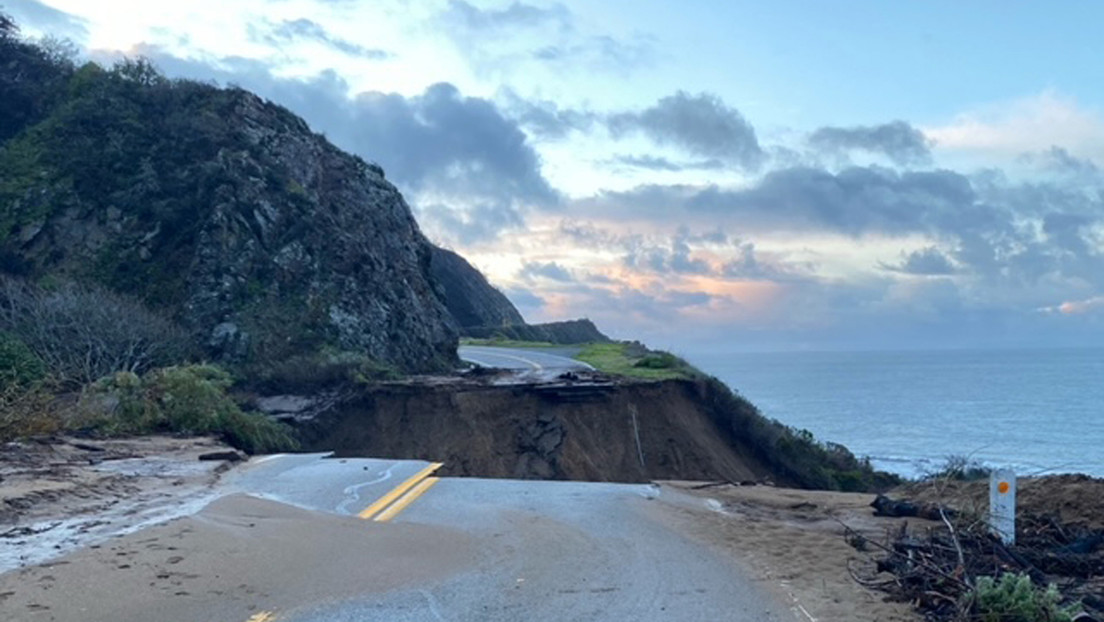 Una sección de una icónica carretera colapsa y cae al mar, arrasada por las tormentas invernales que azotan California (VIDEO)