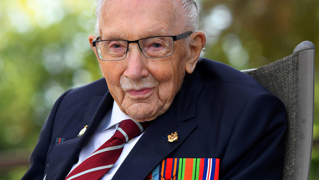 El centenario veterano británico de la II Guerra Mundial que recaudó millones de dólares para los sanitarios es hospitalizado con covid-19