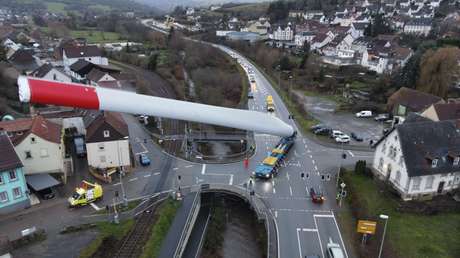 Sorprendentes imágenes de un camión llevando un enorme álabe de un aerogenerador
