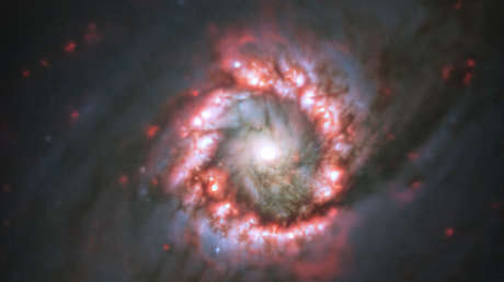 FOTO: Una espectacular rosa nuclear rodea un distante agujero negro supermasivo
