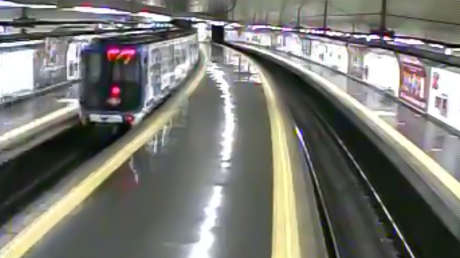 VIDEO: Un policía fuera de servicio salva en el último momento a un joven de ser arrollado por un tren en el metro de Madrid