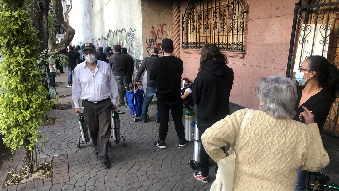 Las filas para conseguir oxígeno: el símbolo del colapso sanitario en México