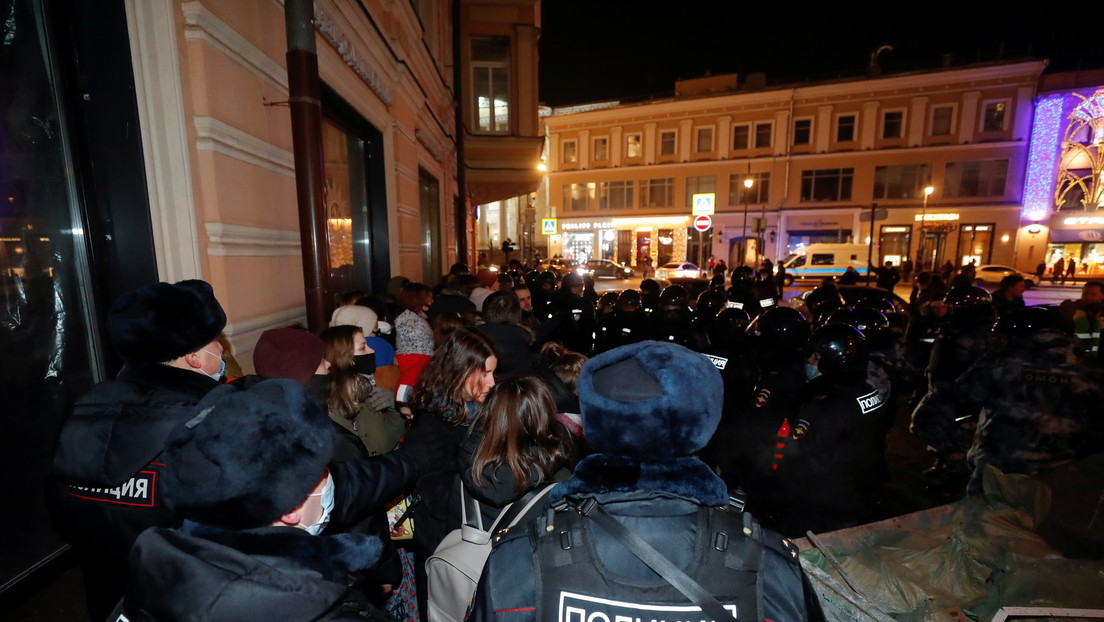 La policía antidisturbios dispersa protestas por la sentencia de Navalny en Moscú (VIDEO)