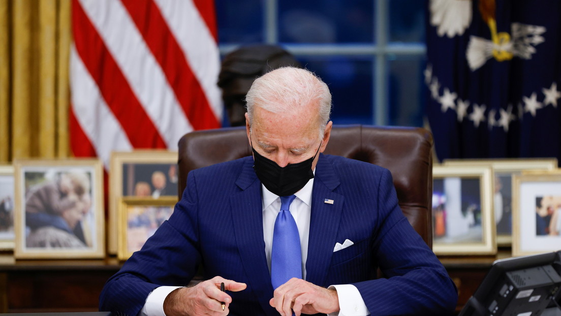 Biden firma órdenes ejecutivas para reunificar a familias migrantes separadas durante la Administración Trump