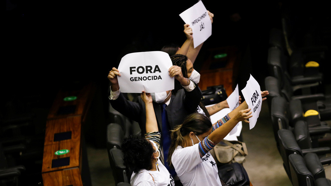 "Fascista" y "genocida": los gritos y carteles que recibieron a Bolsonaro al inaugurar el año legislativo en Brasil