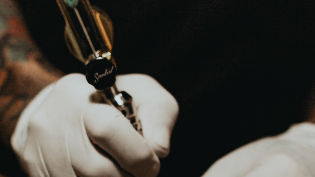 Una mujer se tatúa las manos para poder distinguir inequívocamente la izquierda de la derecha (FOTO)