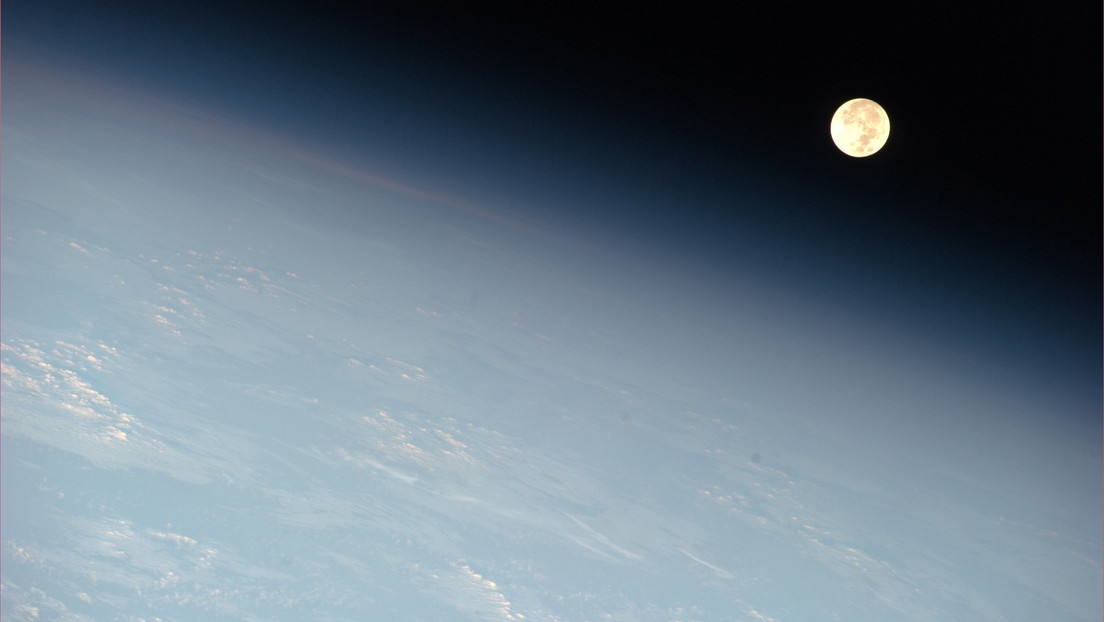 VIDEO: Captan desde la EEI el momento en que la puesta de Luna la hace ver "plana"