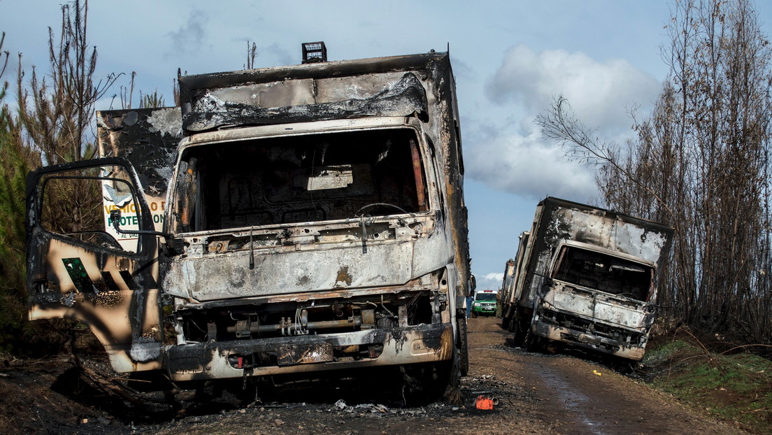 Denuncian nuevos ataques incendiarios contra camiones en el sur y centro de Chile