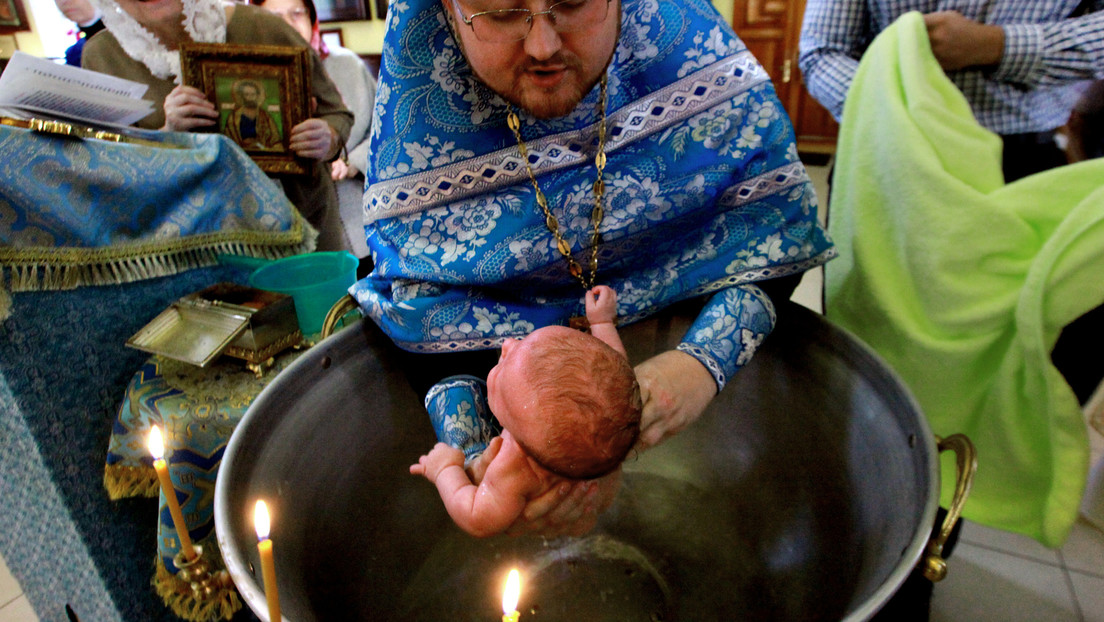 Un bebé de seis semanas muere tras un ritual de bautizo ortodoxo