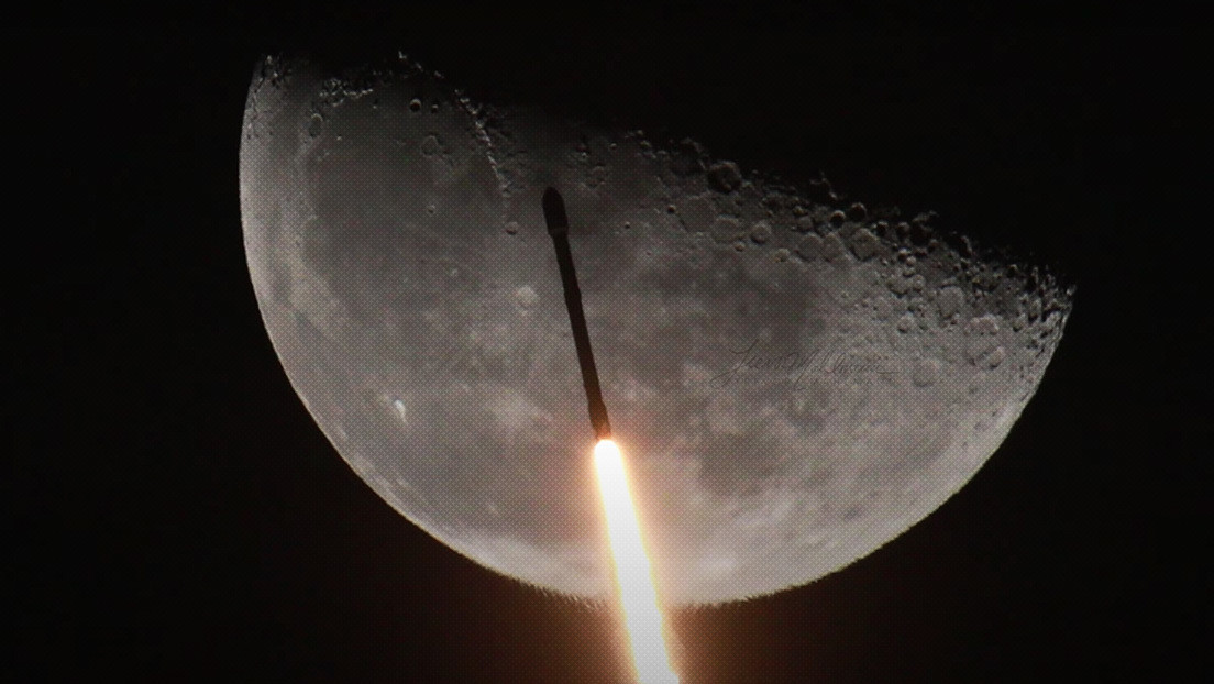 "¡Una vista increíble!": Captan el momento exacto en el que un cohete de SpaceX pasa frente a la Luna (VIDEO)