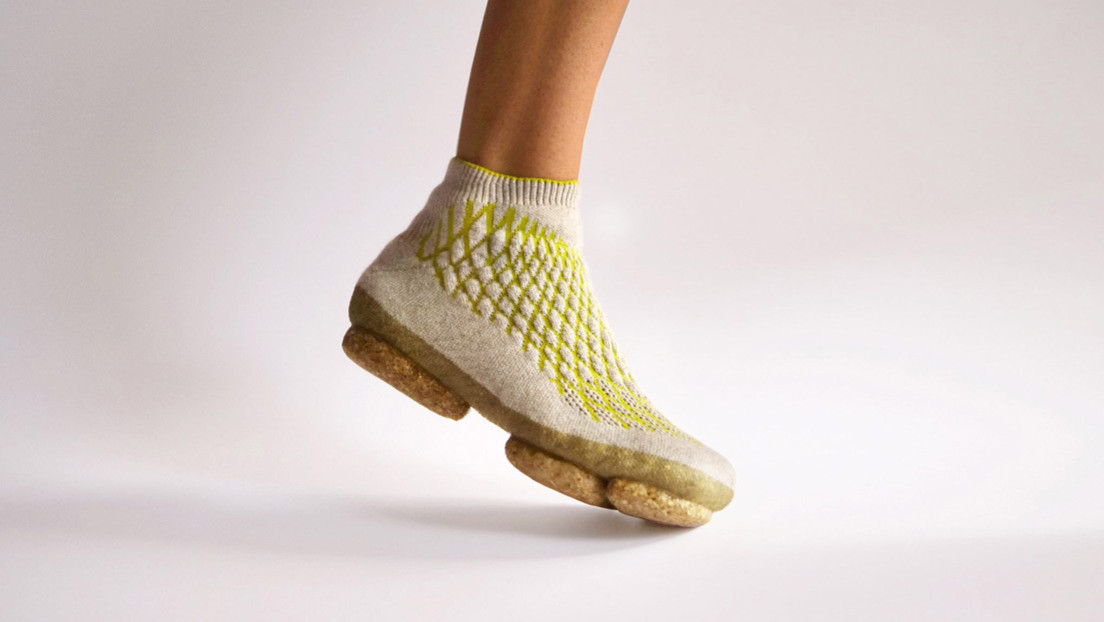 Crean zapatillas deportivas biodegradables hechas de micelio de hongos y pelo canino tejido en 3D