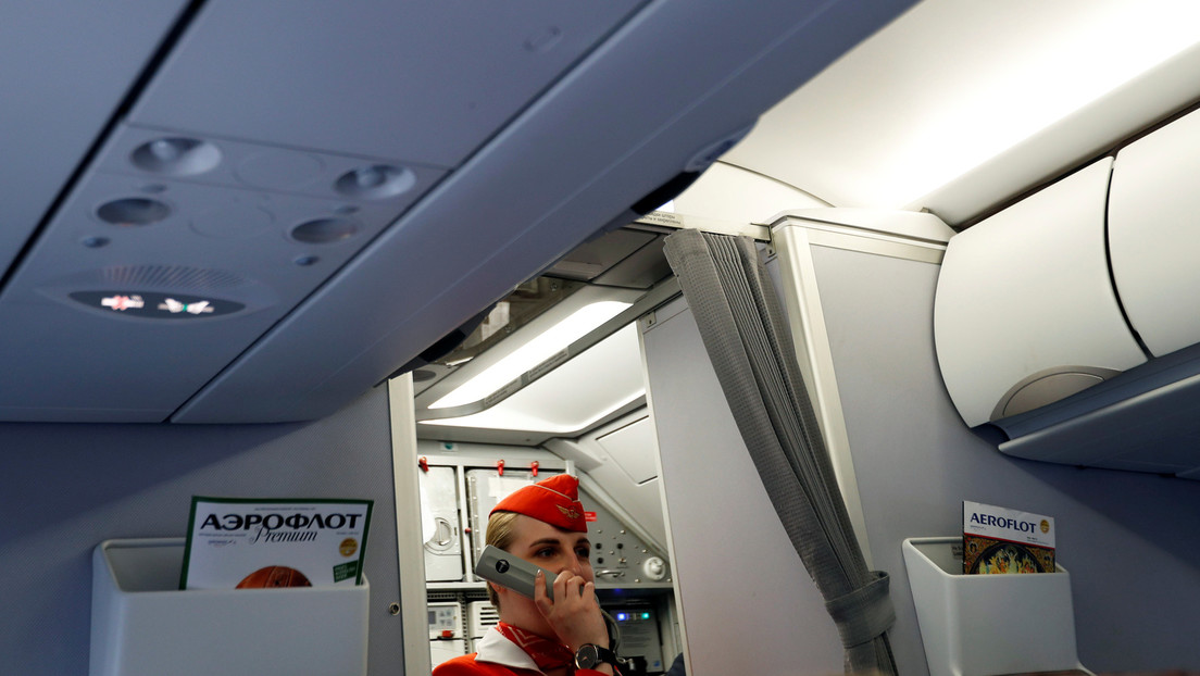 Un avión de pasajeros que volaba de Moscú a Amsterdam emite una señal de alarma y pone rumbo al aeropuerto de origen