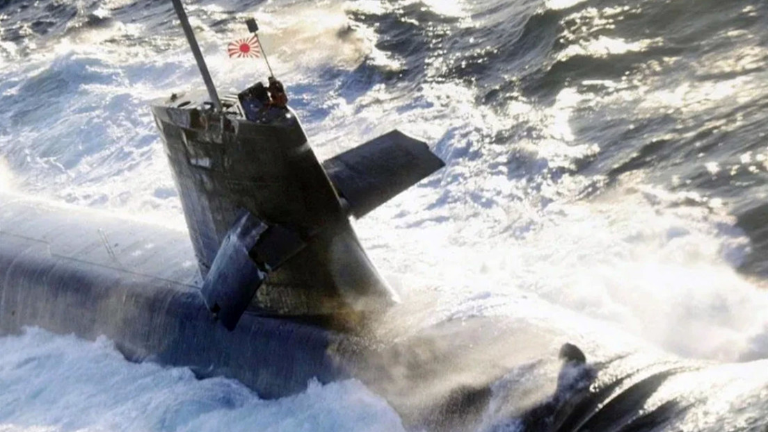 FOTO: Un submarino militar japonés sufre daños al impactar con un carguero cuando salía a la superficie