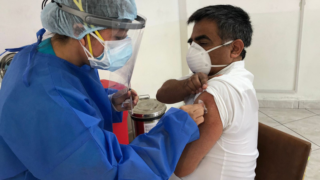 Médicos de un hospital de Lima, los primeros vacunados en Perú contra el covid-19