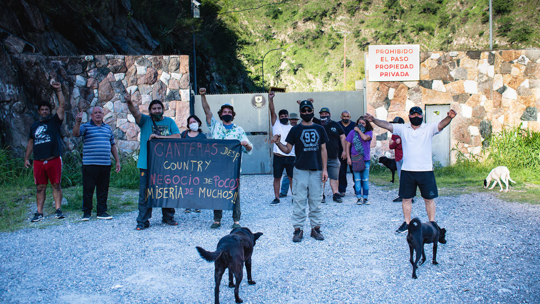 Casa Bamba, el pequeño pueblo argentino que ha quedado "preso" porque una empresa minera instaló un portón sobre su único acceso