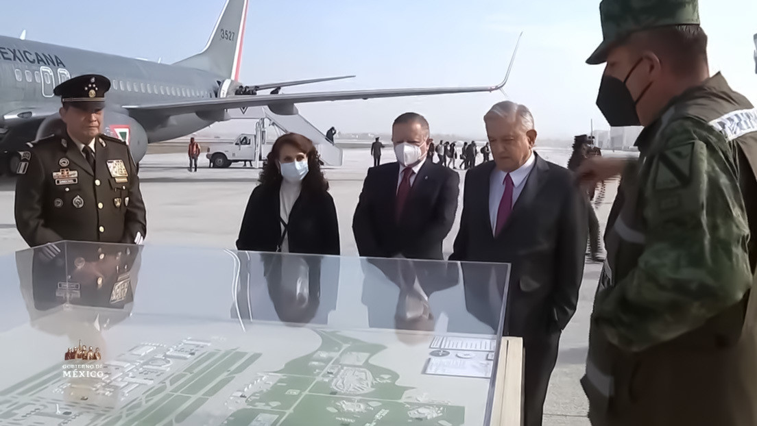 López Obrador inaugura las pistas de aterrizaje del polémico aeropuerto Felipe Ángeles de México