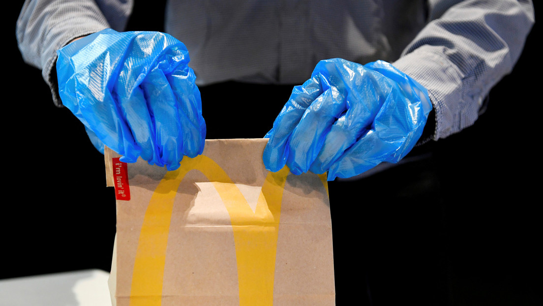 VIDEO: Captan el momento en que una cliente enojada le baja la máscara a una trabajadora de un McDonald's en EE.UU.