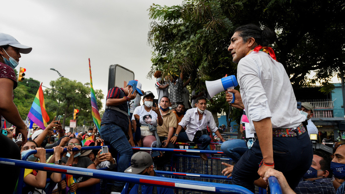 El candidato presidencial Yaku Pérez se concentra con sus seguidores frente a la sede del CNE en Quito donde denuncia "fraude" en su contra