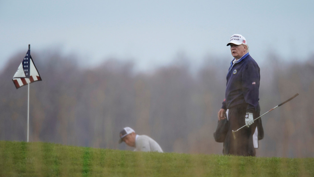 FOTOS: Donald Trump aparece en su campo de golf mientras avanza el juicio político en su contra