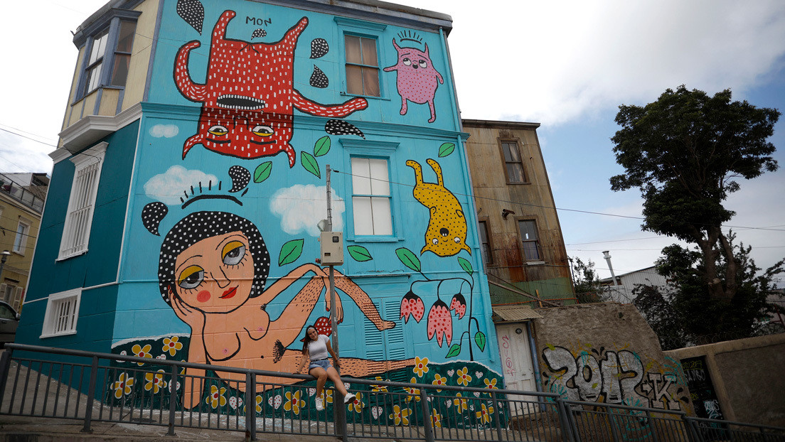 Mon Laferte pinta un mural en Chile sobre "el ciclo menstrual" y las autoridades evalúan multarla por no tener autorización