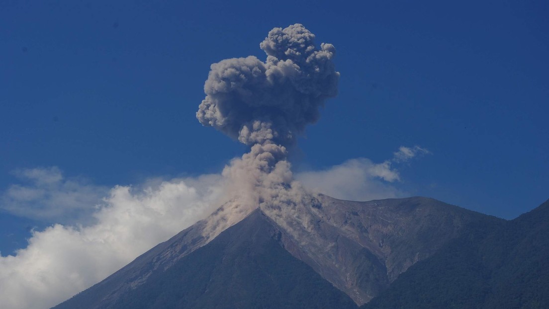 VIDEO: Un turista capta el momento en que erupciona el Volcán de Fuego en Guatemala mientras estaba meditando frente a él