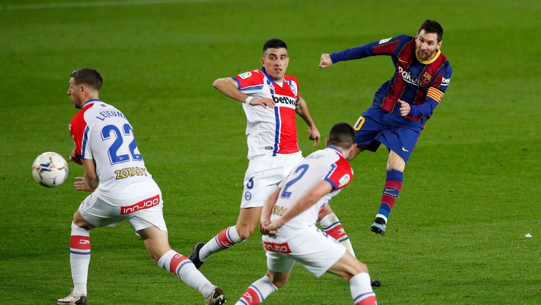 El F.C. Barcelona vence al Alavés con dobletes de Messi y Trincao y se asegura el segundo puesto en La Liga