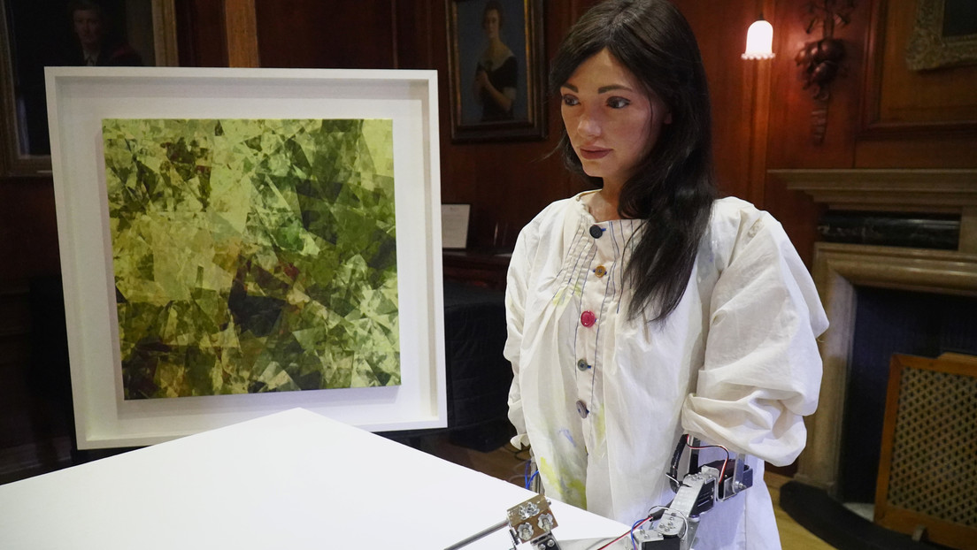 FOTO: La primera pintora robótica presentará en una exhibición sus autorretratos, que dibujó mirándose en el espejo