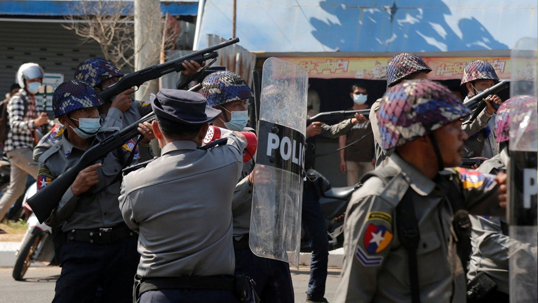 VIDEO: Fuerzas de seguridad disparan contra manifestantes contrarios al golpe militar en Birmania
