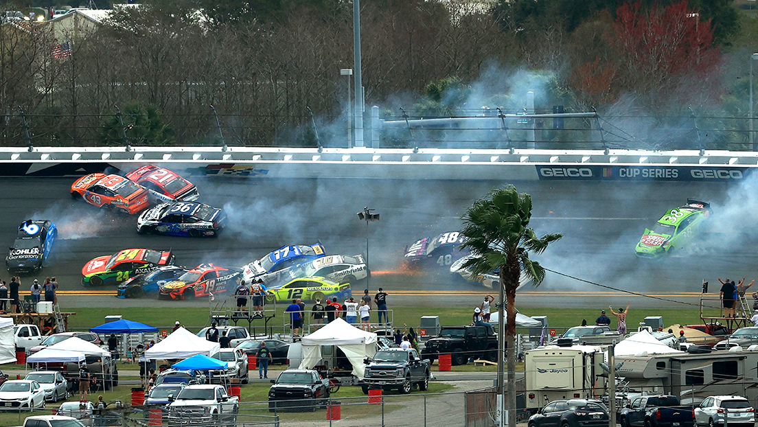 VIDEOS: Impresionante choque múltiple afecta a 16 autos en la carrera Daytona 500