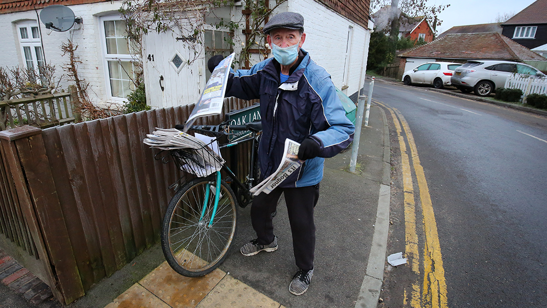 Regalan una bicicleta eléctrica a un repartidor de periódico de 80 años y el hombre decide posponer su retiro